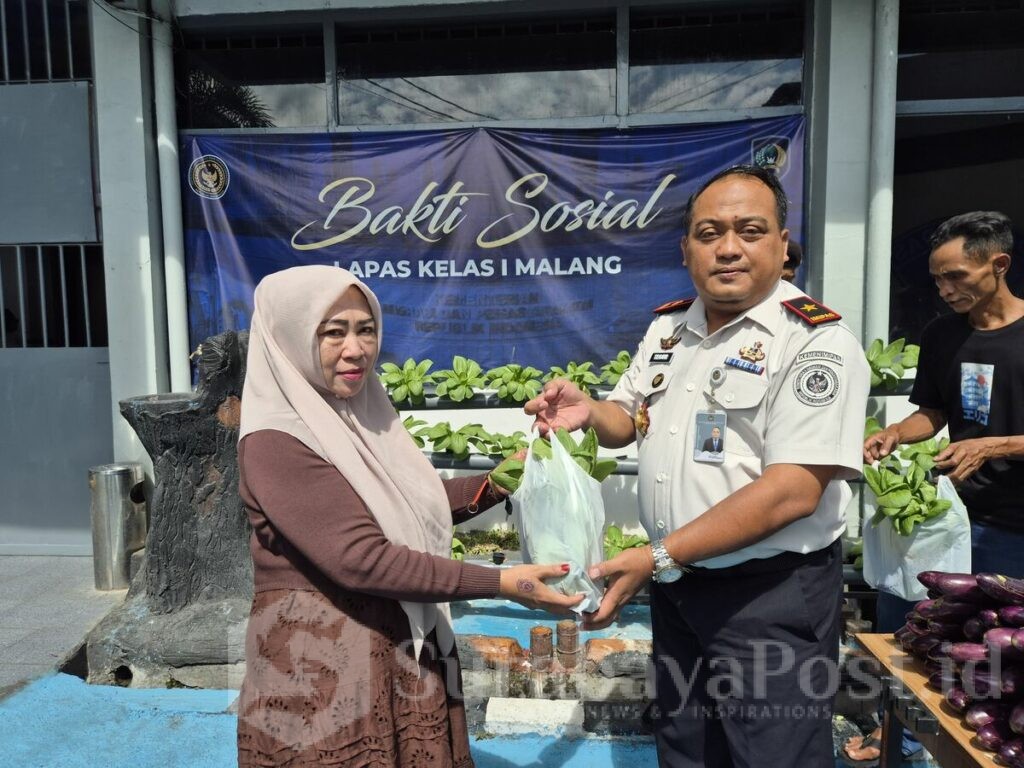 Kalapas Kelas I Malang, Teguh Pamuji, menyerahkan 100 paket sayur hasil panen brandgang kepada keluarga warga binaan. (Sumber L'SIMA).