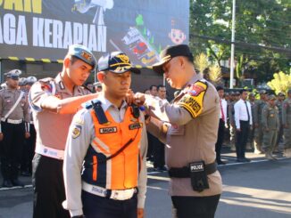 Polresta Malang Kota Gelar Ops Keselamatan Semeru 2026, Libatkan 85 Personel Gabungan MALANGKOTA (SurabayaPost.id) - Polresta Malang Kota menggelar apel pasukan gabungan Operasi Keselamatan Semeru 2026 di halaman Mapolresta Malang Kota, Senin (2/2/2026). Operasi ini bertujuan menciptakan kepatuhan dan kesadaran kamseltibcarlantas yang aman, tertib, dan kondusif menjelang meningkatnya mobilitas warga pada Ramadan dan Idulfitri 2026. Apel penyematan pita biru oleh Kabag Ops Polresta Malang kota Kompol Wiwin Rusli melibatkan 85 personel gabungan dari unsur Polri, TNI, Dinas Perhubungan Kota Malang, serta Satpol PP Kota Malang. Kasatlantas Polresta Malang Kota, AKP Rio Angga Prasetyo, menjelaskan bahwa Ops Keselamatan Semeru 2026 dilaksanakan selama dua pekan (mulai 2 hingga 15 Februari 2026) dengan pendekatan preemtif dan preventif. "Kami sosialisasi dan edukasi tertib berlalu lintas, penerapan tidak hanya dijalanan saja, namun juga menyasar sekolahan, mulai dari anak usia TK, pelajar, hingga mahasiswa, supaya kesadaran itu tumbuh sejak dini," terang AKP Rio. Satlantas juga meningkatkan intensitas patroli di ruang publik dan titik rawan kepadatan yang memiliki potensi kemacetan. "Patroli preventif di lokasi-lokasi yang berpotensi peningkatan volume kendaraan. Contohnya di kawasan Alun-Alun Merdeka Kota Malang yang kini ramai dikunjungi," jelasnya. Terkait penegakan hukum, AKP Rio menegaskan pihaknya lebih mengoptimalkan kamera tilang elektronik (E-TLE) mobile dan membatasi penindakan secara langsung. "Penindakan tetap ada, namun kami perkuat dengan E-TLE mobile dan meminimalisir tilang langsung," ungkap AKP Rio. Dalam Operasi Keselamatan Semeru 2026, terdapat 10 jenis pelanggaran prioritas, termasuk boncengan lebih dari satu orang, melebihi batas kecepatan, dan pengendara di bawah umur. Polresta Malang Kota mengajak masyarakat menjadi bagian dari keselamatan itu sendiri dengan menumbuhkan sikap saling menghargai di jalan raya. (lil).