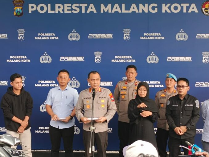 Kapolresta Malang Kota, Kombes Pol Putu Kholis Aryana menggelar konferensi pers hasil ungkap curanmor yang melibatkan anak di bawah umur, Selasa (3/2/2026).