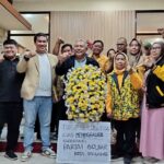 Puluhan kader Partai Golkar Kota Malang memasang karangan bunga sebagai bentuk protes keputusan Musda XI DPD Golkar Kota setempat, Rabu (4/2/2026) petang.