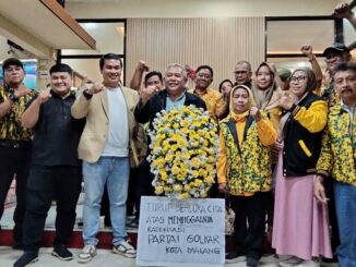 Puluhan kader Partai Golkar Kota Malang memasang karangan bunga sebagai bentuk protes keputusan Musda XI DPD Golkar Kota setempat, Rabu (4/2/2026) petang.