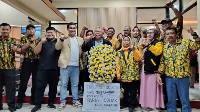 Puluhan kader Partai Golkar Kota Malang memasang karangan bunga sebagai bentuk protes keputusan Musda XI DPD Golkar Kota setempat, Rabu (4/2/2026) petang.
