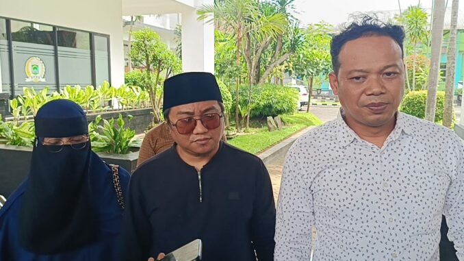 Gus Idris bersama Guntur Putra Abdi Wijaya, SH, selaku kuasa hukumnya saat memberikan klarifikasi, Kamis (5/2/2026).