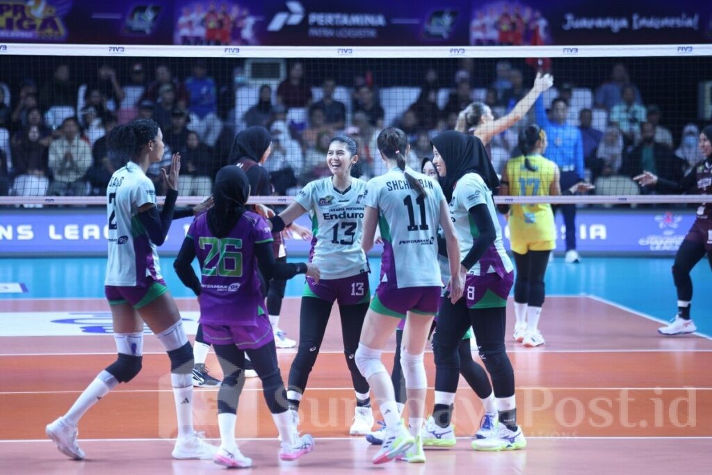 Tim JPE merayakan kemenangan usai menumbangkan Jakarta Electric PLN Mobile 3-0. (Foto: PROLIGA/istimewa).