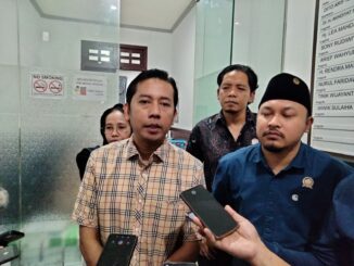 Ketua Komisi C DPRD Kota Malang, Anas Muttaqin (kiri) saat diwawancarai awak media pada beberapa waktu lalu.