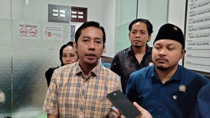 Ketua Komisi C DPRD Kota Malang, Anas Muttaqin (kiri) saat diwawancarai awak media pada beberapa waktu lalu.