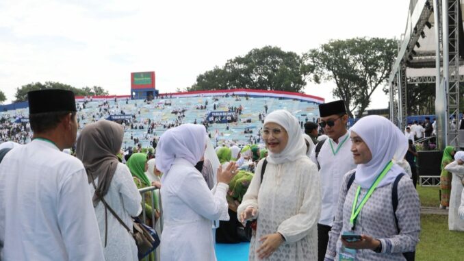 Ketua DPRD Kota Malang Amithya Ratnanggani Sirraduhita (dua dari kanan) saat menghadiri Mujahadah Kubro Satu Abad NU di Stadion Gajayana, Kota Malang. (ist).