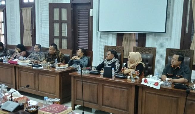 Hearing ini dihadiri oleh Disnaker PMPTSP Kota Malang dan Satpol PP Kota Malang.