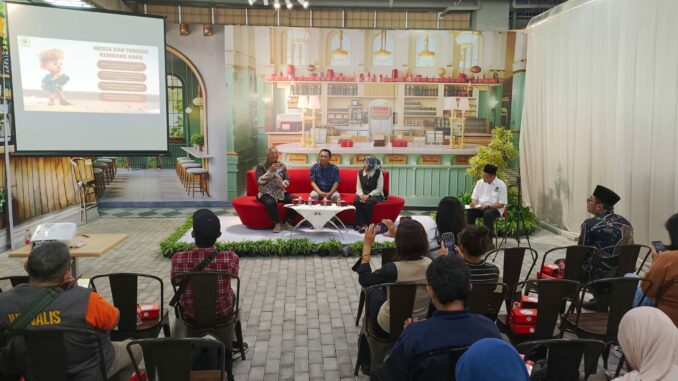 Dinsos P3AP2KB Kota Malang menggelar sosialisasi peningkatan kapasitas jurnalis ramah anak di Malang Town Square (MATOS) pada Rabu (11/02/2026).