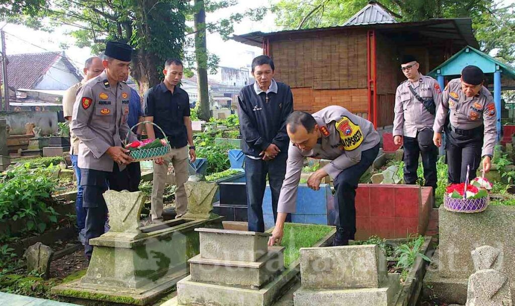 Kapolresta Malang Kota Ajak Anggota Nyadran Serentak ke 31 Makam Korban Kanjuruhan, Wujud Kepedulian dan Solidaritas. (istimewa).