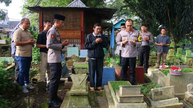 Kapolresta Malang Kota Ajak Anggota Nyadran Serentak ke 31 Makam Korban Kanjuruhan, Wujud Kepedulian dan Solidaritas. (istimewa).