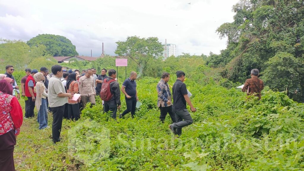 PEMERIKSAAN: Majelis hakim PN Tipikor Surabaya, melakukan pemeriksaan setempat (sidang lapangan) pada Jumat (13/2/2026).
