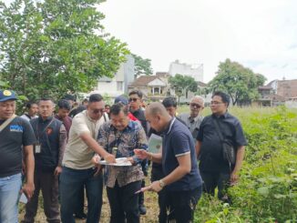 PEMERIKSAAN: Majelis hakim PN Tipikor Surabaya, melakukan pemeriksaan setempat (sidang lapangan) pada Jumat (13/2/2026).