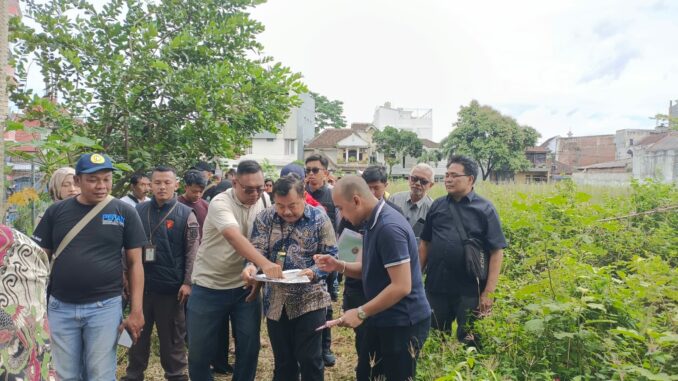 PEMERIKSAAN: Majelis hakim PN Tipikor Surabaya, melakukan pemeriksaan setempat (sidang lapangan) pada Jumat (13/2/2026).