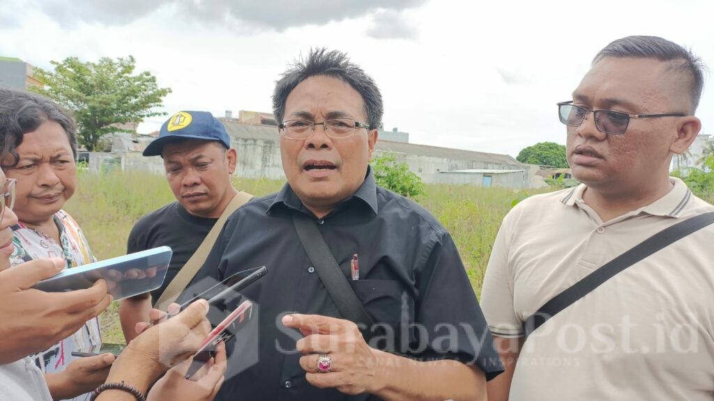 Sumardhan, SH, MH, salah satu tim penasehat hukum terdakwa, memberikan keterangan kepada wartawan.