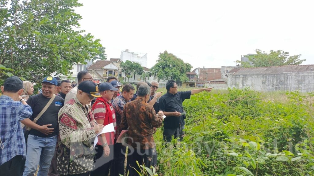 Majelis Hakim PN Tipikor Surabaya melakukan pemeriksaan setempat (sidang lapangan), Jl. Pisang Kipas, Jatimulyo, Kota Malang, Jumat (13/2/2026).