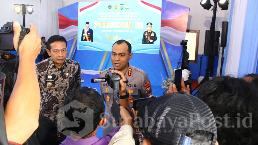 Kombes Pol Putu Kholis Aryana memberikan keterangan kepada wartawan.