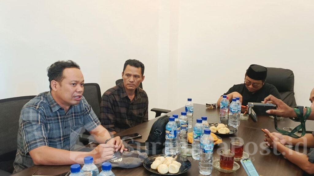 Guntur Putra Abdi Wijaya, SH, kuasa hukum Gus Idris memberikan keterangan kepada wartawan.