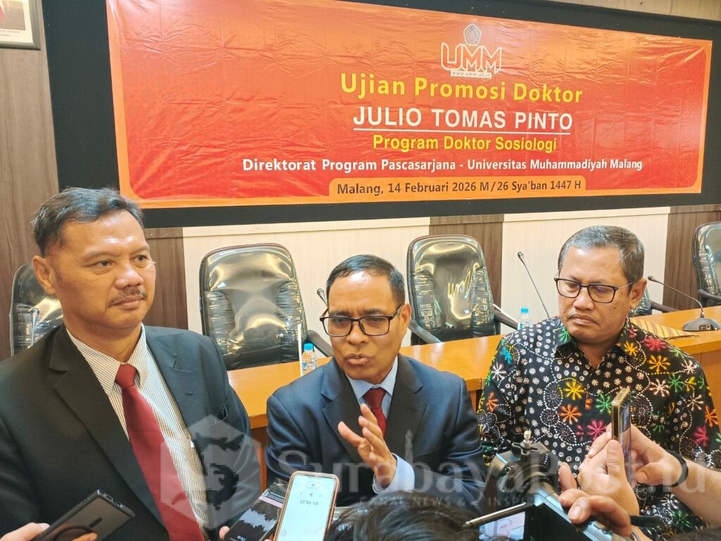 Julio Tomas Pinto didampingi Rektor UMM, Prof Nazaruddin Malik, memberikan keterangan kepada wartawan.