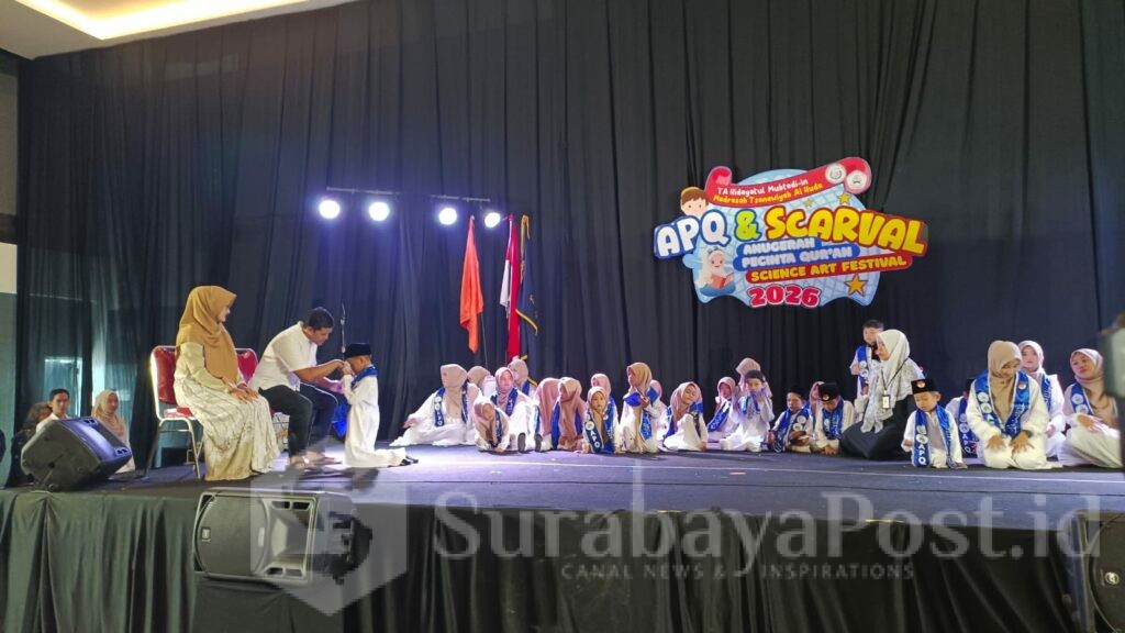 SUNGKEM: Kegiatan APQ dan SCARVAL 2026 juga diisi dengan prosesi para santri sungkem kepada kedua orang tua.