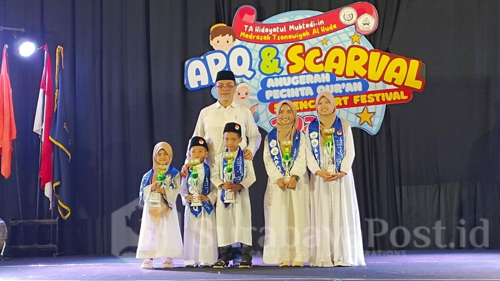 Kepala Kantor Kemenag Kota Malang, Achmad Shampton, S.HI, M.Ag, pose bersama para santri dan santriwati usai memberikan apresiasi penghargaan