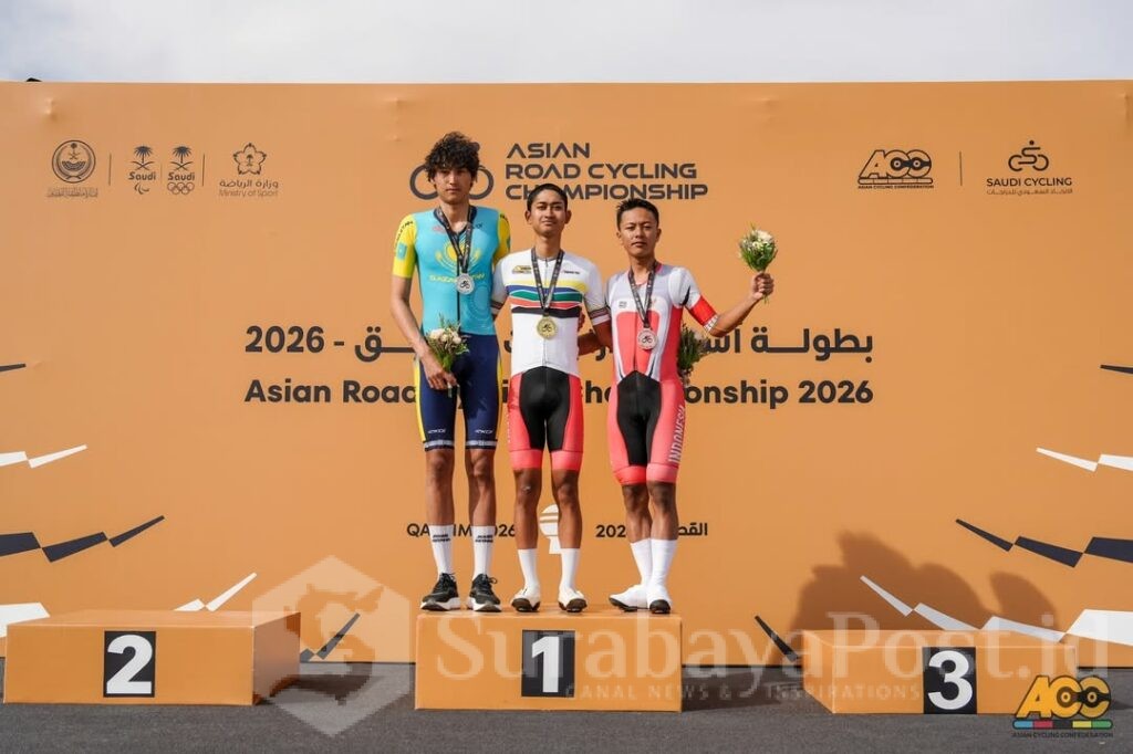 Muhammad Syelhan Nurrahmat (tengah) usai pengalungan medali emas di Arab Saudi. (istimewa).