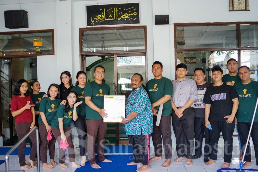 Dilokasi masjid ketiga, Atria hotel kembali menyerahkan dukungan berupa alat kebersihan seperti vacuum cleaner dan cairan pembersih. (istimewa).