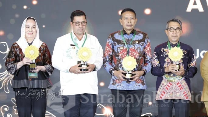 Wali Kota Malang, Wahyu Hidayat (dua dari kanan) pose bersama usai menerima penghargaan. (Foto: malangkota.go.id)