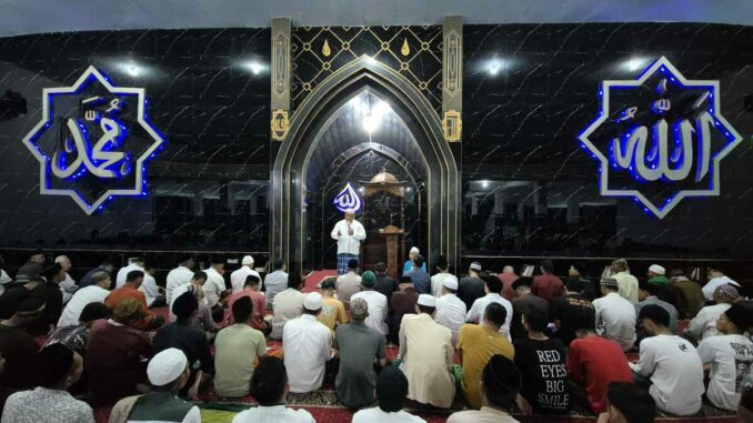 Tarawih dan tadarus Al-Qur’an di Masjid At-Taubah Lapas Kelas 1 Malang sebagai bagian dari pembinaan keagamaan selama bulan Ramadan. (istimewa).