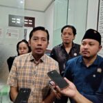 Ketua Komisi C DPRD Kota Malang, M. Anas Muttaqin memberikan keterangan kepada wartawan.