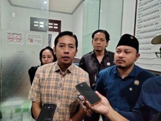 Ketua Komisi C DPRD Kota Malang, M. Anas Muttaqin memberikan keterangan kepada wartawan.