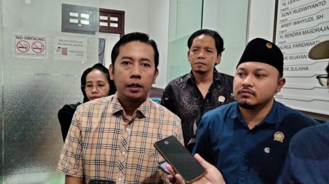 Ketua Komisi C DPRD Kota Malang, M. Anas Muttaqin memberikan keterangan kepada wartawan.