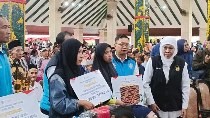 Pemprov Jatim Salurkan Bansos Rp 7 Miliar untuk Masyarakat Malang, Khofifah: Stimulus Kemandirian Ekonomi