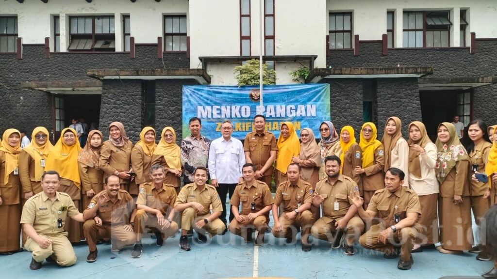 Menteri Koordinator Bidang Pangan Zulkifli Hasan didampingi Wali Kota Malang, Wahyu Hidayat pose bersama guru SMA Negeri 3 Kota Malang