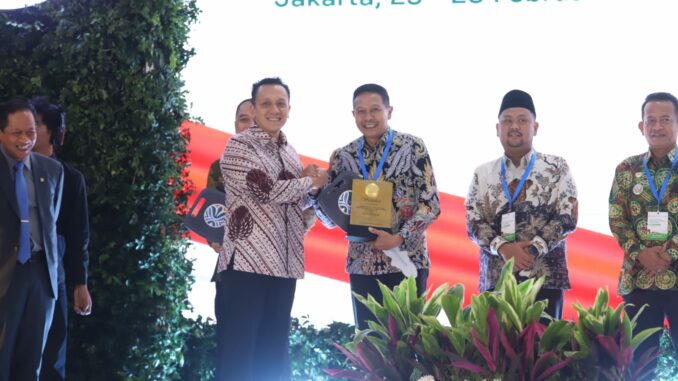 Wali Kota Malang Terima Penghargaan 'Menuju Kota Bersih', Kota Malang Peringkat 7 Terbaik Nasional, Rabu 25 Februari 2026. (Sumber Diskominfo).