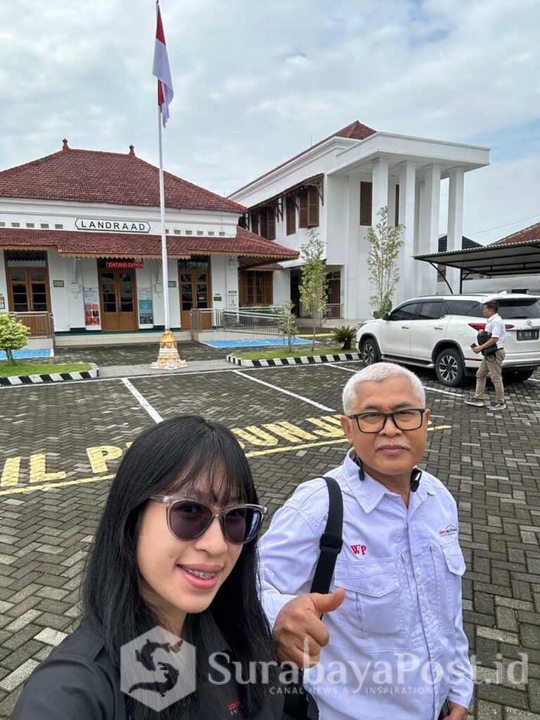 Wagiyo bersama sang putri yang juga seorang advokat, Indah Triwahyuningsi. (ist).