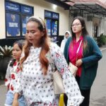 LAPOR: Isa Kristina, istri almarhum Solikin melapor ke Polresta Malang Kota, Kamis (26/2/2026) siang.