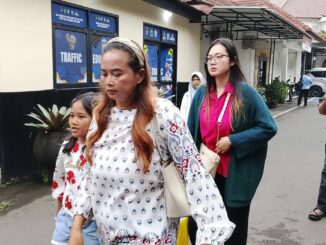 LAPOR: Isa Kristina, istri almarhum Solikin melapor ke Polresta Malang Kota, Kamis (26/2/2026) siang.