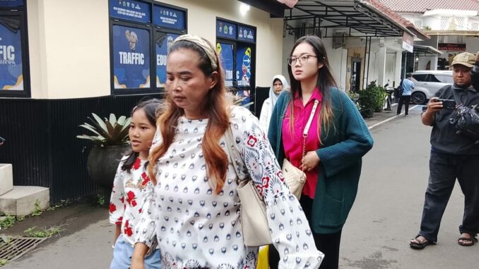 LAPOR: Isa Kristina, istri almarhum Solikin melapor ke Polresta Malang Kota, Kamis (26/2/2026) siang.