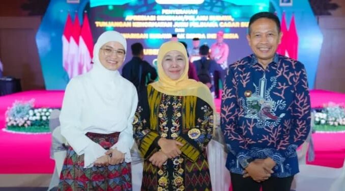 Ketua DPRD Kota Malang, Amithya Ratnanggani Sirraduhita (kiri) saat mendampingi Gubernur Jatim di Taman Krida Buda Kota Malang, Minggu 22 Februari 2026. (ist).