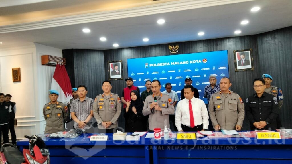 Kapolresta Malang Kota, Kombes Pol Putu Kholis Aryana saat konferensi pers rilis di Ballroom Sanika Satyawada Polresta Malang Kota, Jumat (27/2/2026).