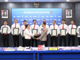 Kapolresta Malang Kota, Kombes Pol Putu Kholis Aryana memberikan penghargaan kepada 11 personil Satreskoba.