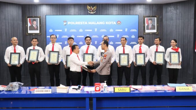 Kapolresta Malang Kota, Kombes Pol Putu Kholis Aryana memberikan penghargaan kepada 11 personil Satreskoba.
