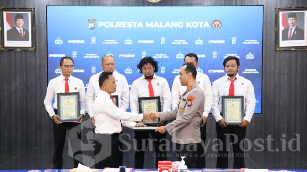 Kombes Pol Putu Kholis Aryana juga memberikan penghargaan kepada 7 personel Polsek Kedungkandang.