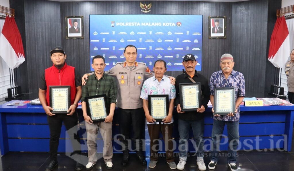 Tak hanya internal kepolisian, enam warga masyarakat juga mendapatkan piagam penghargaan karena berperan aktif membantu mencegah dan membubarkan aksi balap liar