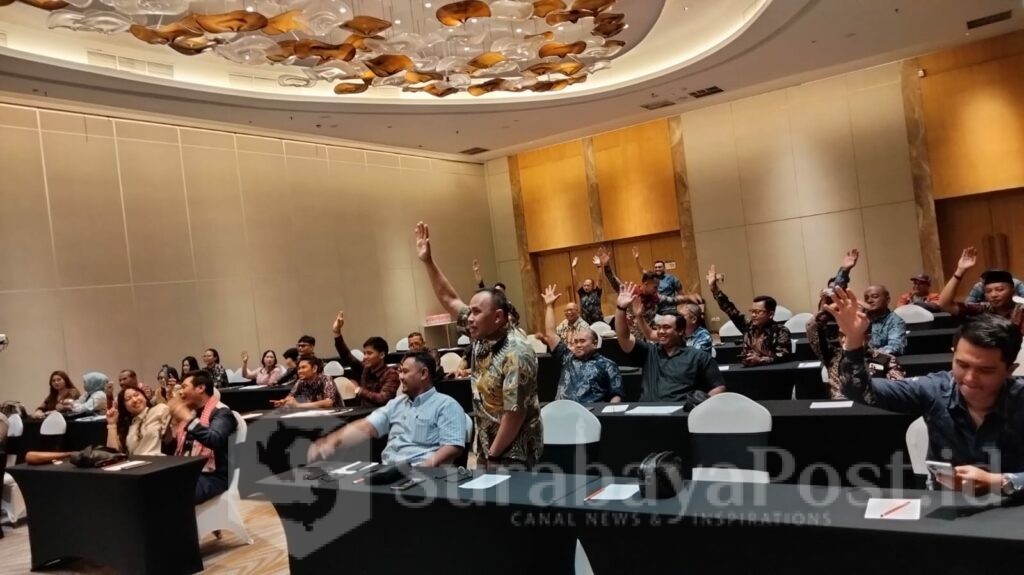 Puluhan anggota yang mencapai hampir 90 orang ini menggunakan gak pilihnya melalui berbagai masukan. Dan pada akhirnya, 99 persen anggota menentukan pilihannya dengan mengangkat tangan.