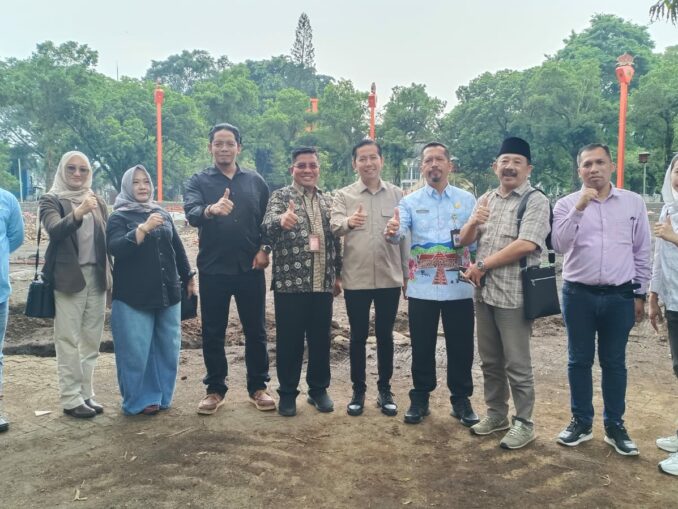 Sonny Rudiwiyanto (empat dari kiri) bersama anggota Komisi C DPRD Kota Malang saat sidak beberapa waktu lalu