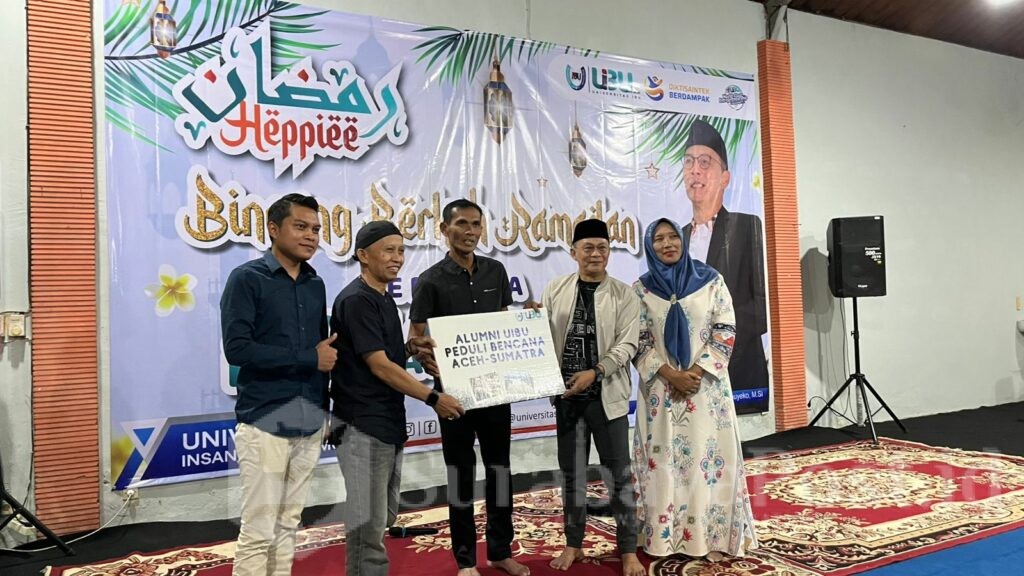 Alumni dan Koordinator PPG UIBU menyerahkan bantuan untuk masyarakat yang terdampak musibah Aceh dan diterima Rektor Dr Nurcholis Sunuyeko, M.Si. di Kampus C, Jalan Citandui, Kota Malang, Jawa Timur.