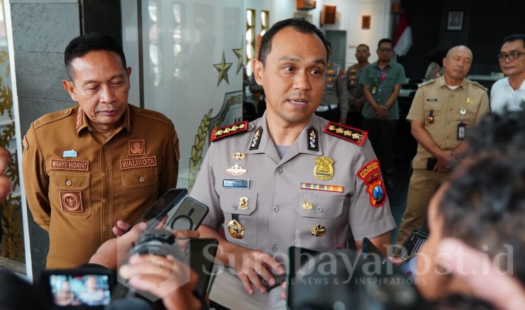 Kapolresta Malang Kota, Kombes Pol Putu Kholis Aryana bersama Walikota Wahyu Hidayat memberikan keterangan kepada wartawan.