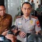 Kapolresta Malang Kota, Kombes Pol Putu Kholis Aryana memberikan keterangan kepada wartawan terkait ungkap uang palsu. (ist).